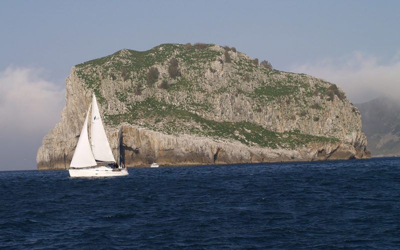 Alquiler-barcos-veleros-catamaranes-vacaciones-navegar-Pais-Vasco-España
