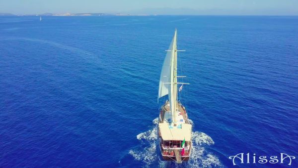 Alquiler-Goleta-Cerdeña-goletas-vacaciones-familiares