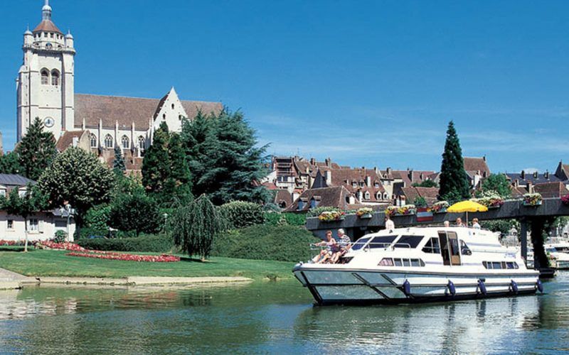 Alquiler-barcos-fluviales-turismo-fluvial-canales-rios-Francia-Borgoña