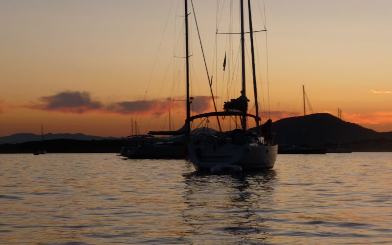 Alquiler-Barcos-veleros-vacaciones-mediterraneo-Cerdeña