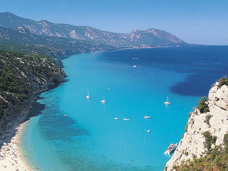 Alquiler-barcos-yate-motor-velero-turismo-Italia-Cerdeña-Mediterraneo