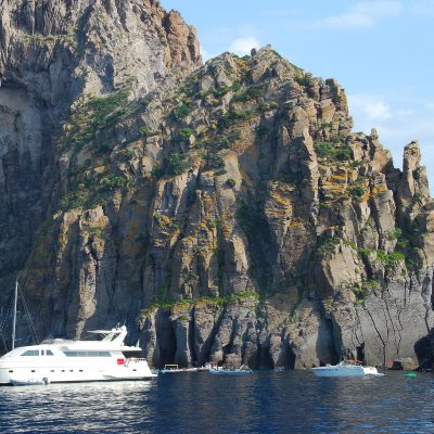 Flotilla-Alquiler-Goleta-barcos-yate-motor-velero-turismo-Italia-Eolicas-Mediterraneo