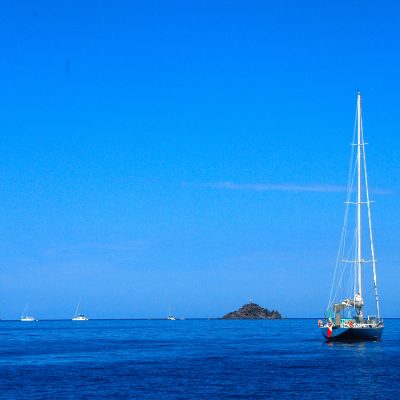 Navegando por las islas eólicas en goleta
