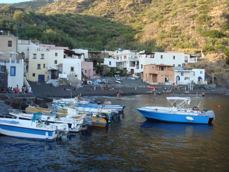 Flotilla-Alquiler-Goleta-barcos-yate-motor-velero-turismo-Italia-Eolicas-Mediterraneo