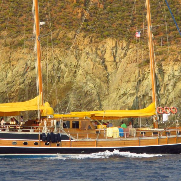 Turquia-alquiler-goletas-vacaciones-en-goleta-diversion-mar-navegar-a-vela